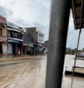 Akibat di guyur hujan lebat desa koto kapeh terendam banjir